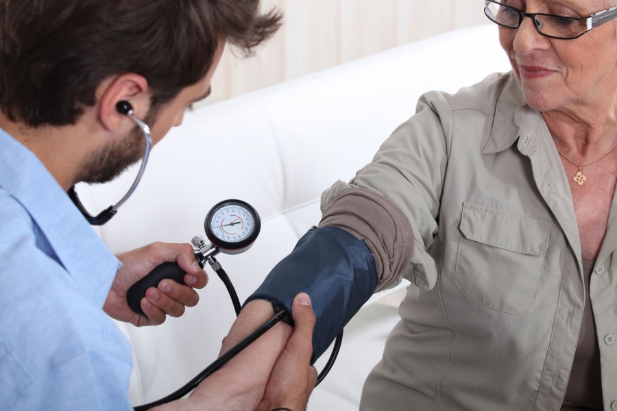 Ģimene kopā ēd vakariņas pie galda